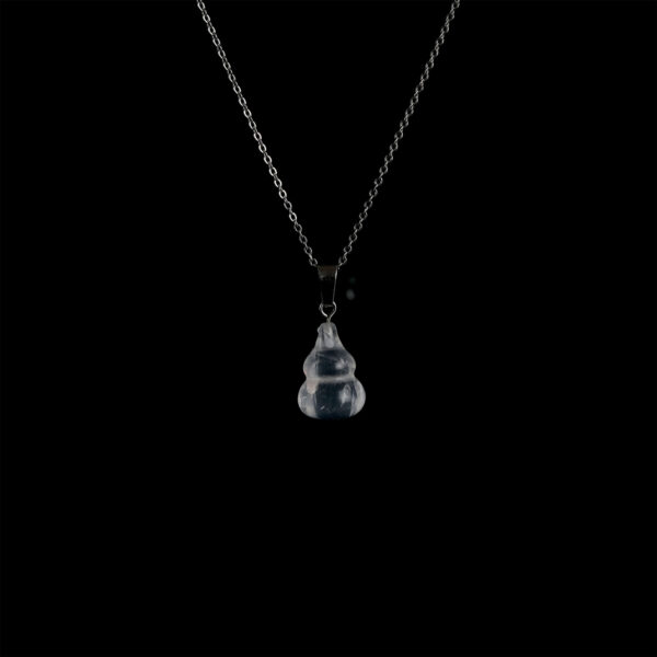 Kristal Kuvars doğal taş kolye – saf enerjisiyle berrak ve zarif bir görünüm Şeffaf kristal kuvars kolye – ruhsal huzur ve enerji dengesini destekler Zarif tasarımlı kristal kuvars kolye – ışığı yansıtan doğal taş takı Toptan doğal taş kolye – estetik tasarım ve spiritüel enerji bir arada