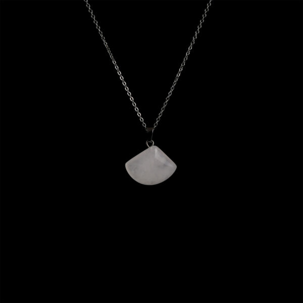 Kristal Kuvars doğal taş kolye – saf ve berrak enerjisiyle zarif görünüm Şeffaf kristal kuvars kolye – pozitif frekansı ile ruhsal denge sağlar Zarif tasarımlı kristal kuvars kolye – ışıltısı ile enerjiyi ve huzuru yansıtır Toptan doğal taş kolye – estetik tasarım ve şifalı taş enerjisi bir arada