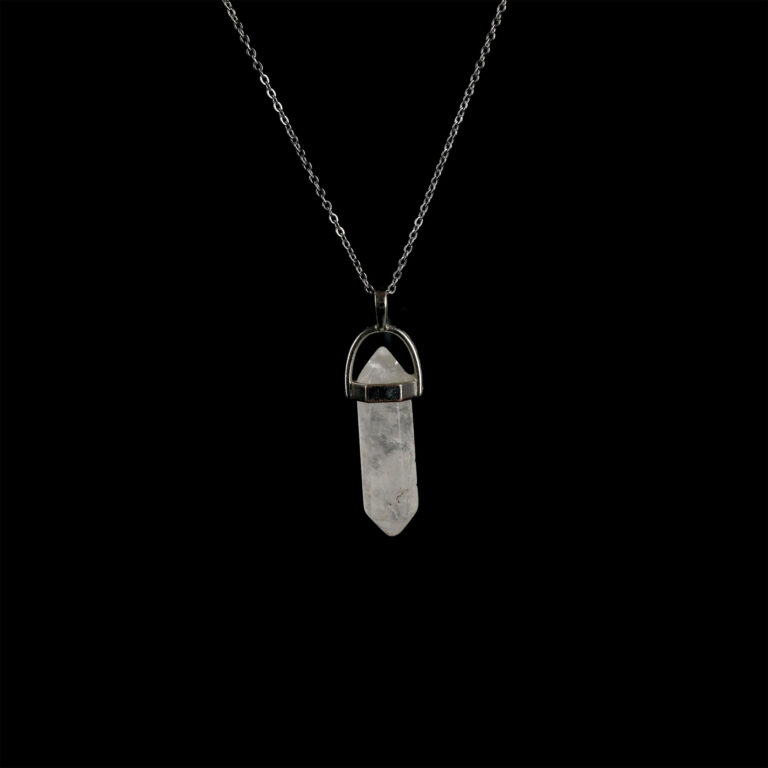 Kristal Kuvars kolye – saf enerjisiyle arınma ve denge sağlayan doğal taş takı Kristal kuvars taşlı kolye – pozitif frekans ve berraklık kaynağı Toptan doğal taş kolye – ışığı yansıtan kristal kuvarsın şifalı enerjisi Günlük kullanımda zarafet ve ruhsal dinginlik sunan kristal kuvars kolye