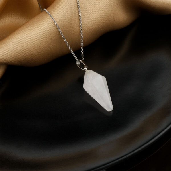 Kristal Kuvars kolye – saf enerjisiyle arınma ve ruhsal denge sunar Berrak kristal kuvars kolye – pozitif enerjiyi güçlendiren zarif doğal taş takı Toptan doğal taş kolye – kristal kuvarsın ışık dolu frekansını hissedin Günlük kullanımda zarafet ve berraklık sağlayan kristal kuvars kolye