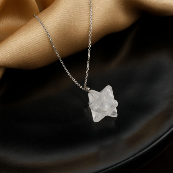 Kristal Kuvars doğal taş kolye – berrak enerjisiyle saf bir zarafet sunar Şeffaf kristal kuvars kolye – ruhsal dengeyi ve huzuru destekleyen doğal taş takı Zarif tasarımlı kristal kuvars kolye – ışığı yansıtan enerji taşı Toptan doğal taş kolye – estetik görünüm ve şifalı taş enerjisi bir arada