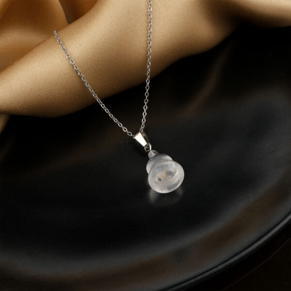 Kristal Kuvars doğal taş kolye – saf enerjisiyle berrak ve zarif bir görünüm Şeffaf kristal kuvars kolye – ruhsal huzur ve enerji dengesini destekler Zarif tasarımlı kristal kuvars kolye – ışığı yansıtan doğal taş takı Toptan doğal taş kolye – estetik tasarım ve spiritüel enerji bir arada