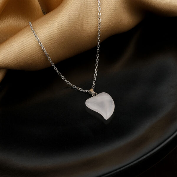 Kristal Kuvars doğal taş kolye – berrak enerjisiyle zarafeti buluşturur Şeffaf kristal kuvars kolye – ruhsal dengeyi güçlendiren doğal taş takı Işıltılı kristal kuvars kolye – sade tasarımıyla enerjiyi ve zarafeti bir araya getirir Toptan doğal taş kolye – estetik görünüm ve spiritüel enerji uyumu