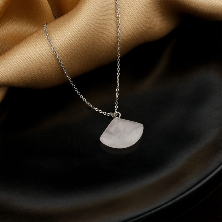 Kristal Kuvars doğal taş kolye – saf ve berrak enerjisiyle zarif görünüm Şeffaf kristal kuvars kolye – pozitif frekansı ile ruhsal denge sağlar Zarif tasarımlı kristal kuvars kolye – ışıltısı ile enerjiyi ve huzuru yansıtır Toptan doğal taş kolye – estetik tasarım ve şifalı taş enerjisi bir arada