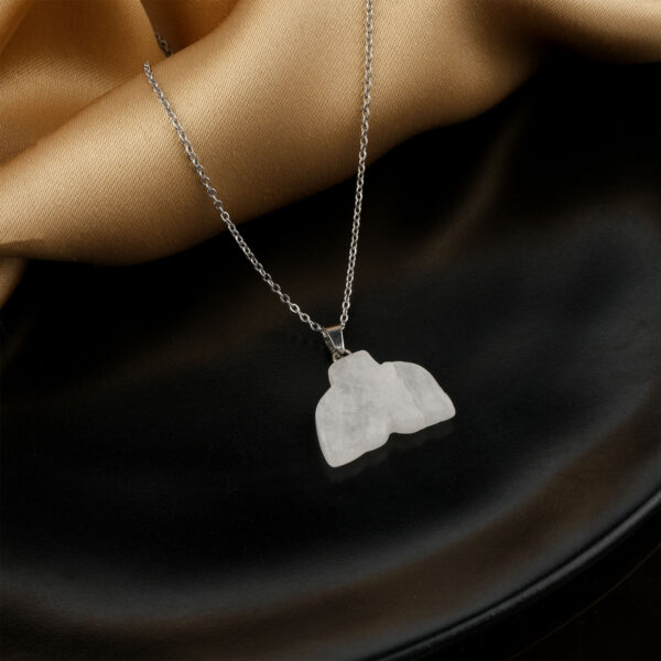 Kristal Kuvars doğal taş kolye – saf enerjisiyle zarif ve berrak görünüm Şeffaf kristal kuvars kolye – huzur, denge ve pozitif enerjiyi bir araya getirir Işığı yansıtan kristal kuvars kolye – ruhsal netlik ve estetik denge sunar Toptan doğal taş kolye – şifalı taş enerjisiyle zarif takı seçeneği