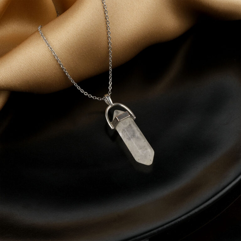 Kristal Kuvars kolye – saf enerjisiyle arınma ve denge sağlayan doğal taş takı Kristal kuvars taşlı kolye – pozitif frekans ve berraklık kaynağı Toptan doğal taş kolye – ışığı yansıtan kristal kuvarsın şifalı enerjisi Günlük kullanımda zarafet ve ruhsal dinginlik sunan kristal kuvars kolye