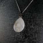 Kristal Kuvars damla model kolye – saf enerjisiyle zarafet ve denge bir arada Şeffaf kristal kuvars kolye – ruhsal aydınlanmayı destekleyen doğal taş takı Damla kesim kristal kuvars kolye – ışığı yansıtan şık enerji taşı Toptan doğal taş kolye – estetik tasarım ve spiritüel enerji uyumu