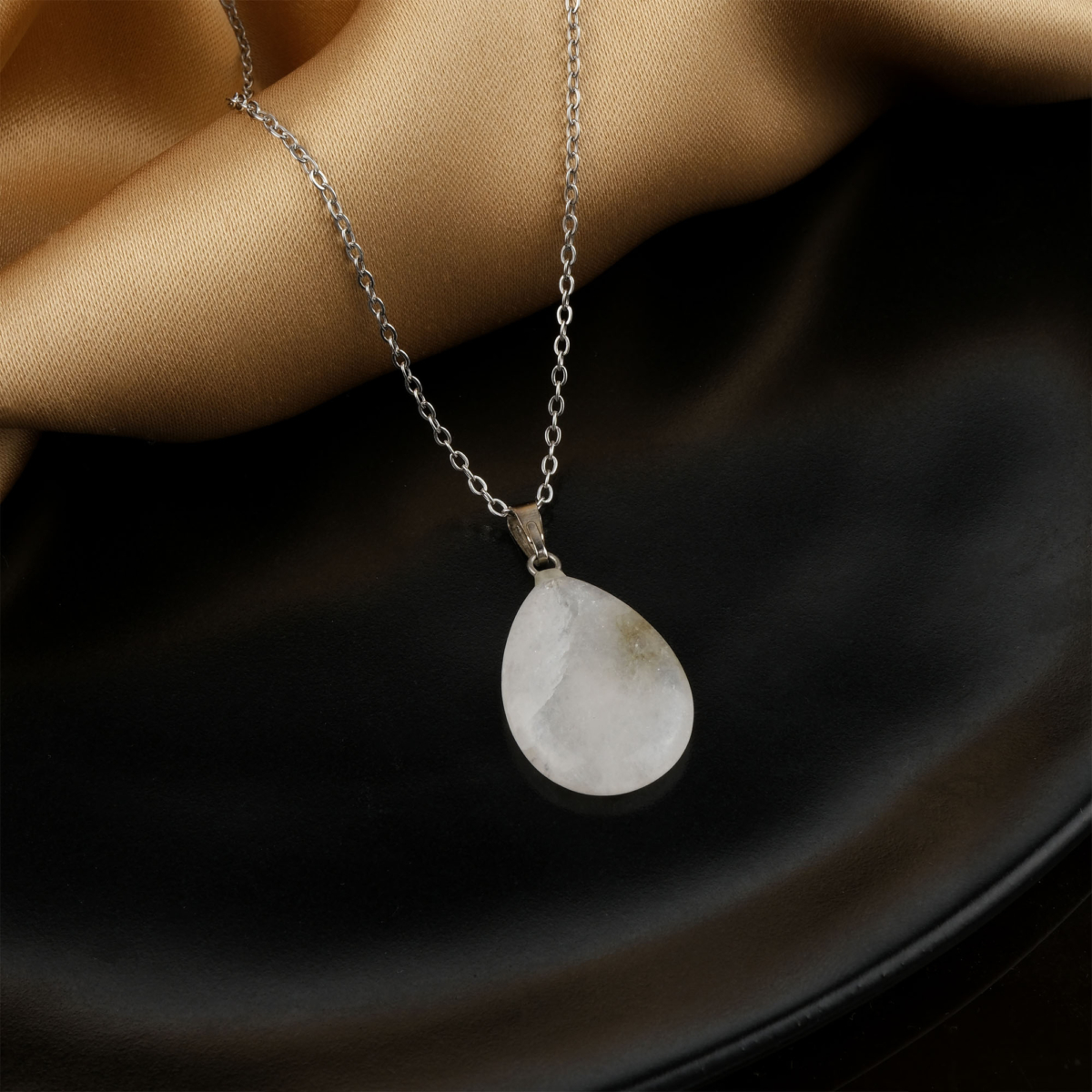 Kristal Kuvars damla model kolye – saf enerjisiyle zarafet ve denge bir arada Şeffaf kristal kuvars kolye – ruhsal aydınlanmayı destekleyen doğal taş takı Damla kesim kristal kuvars kolye – ışığı yansıtan şık enerji taşı Toptan doğal taş kolye – estetik tasarım ve spiritüel enerji uyumu