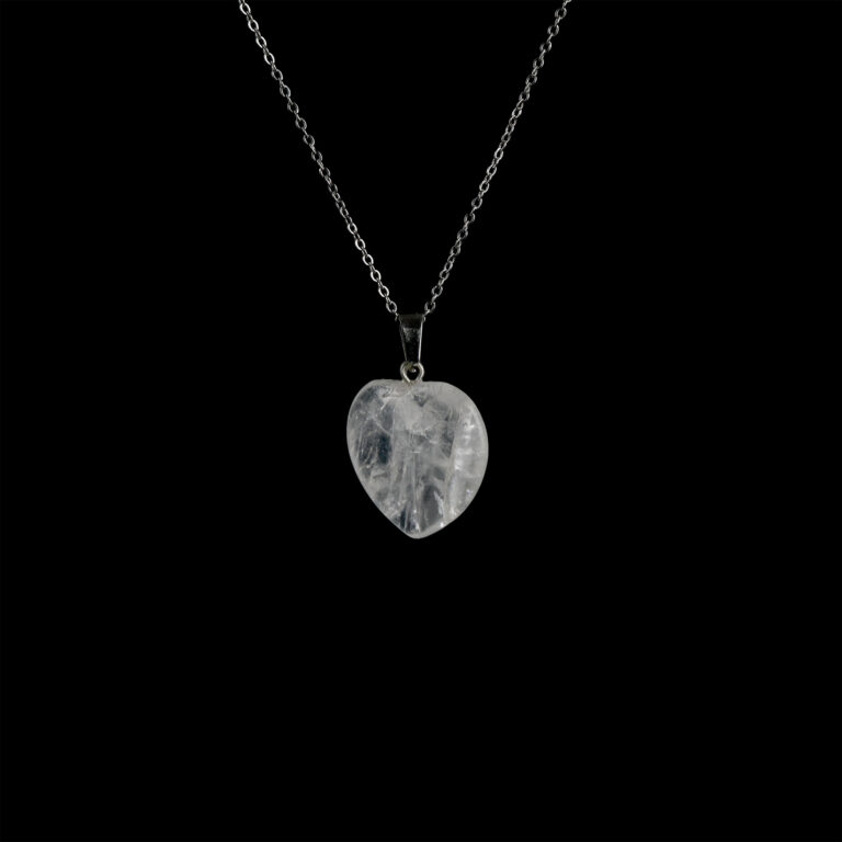 Kristal Kuvars kalp kolye – saf enerjisiyle sevgi ve arınma sunan doğal taş takı Kalp model kristal kuvars kolye – pozitif enerjiyi kalpten yansıtan zarif takı Toptan doğal taş kolye – kristal kuvarsın berrak enerjisini hissedin Günlük kullanımda sevgi ve dengeyi temsil eden kristal kuvars kalp kolye