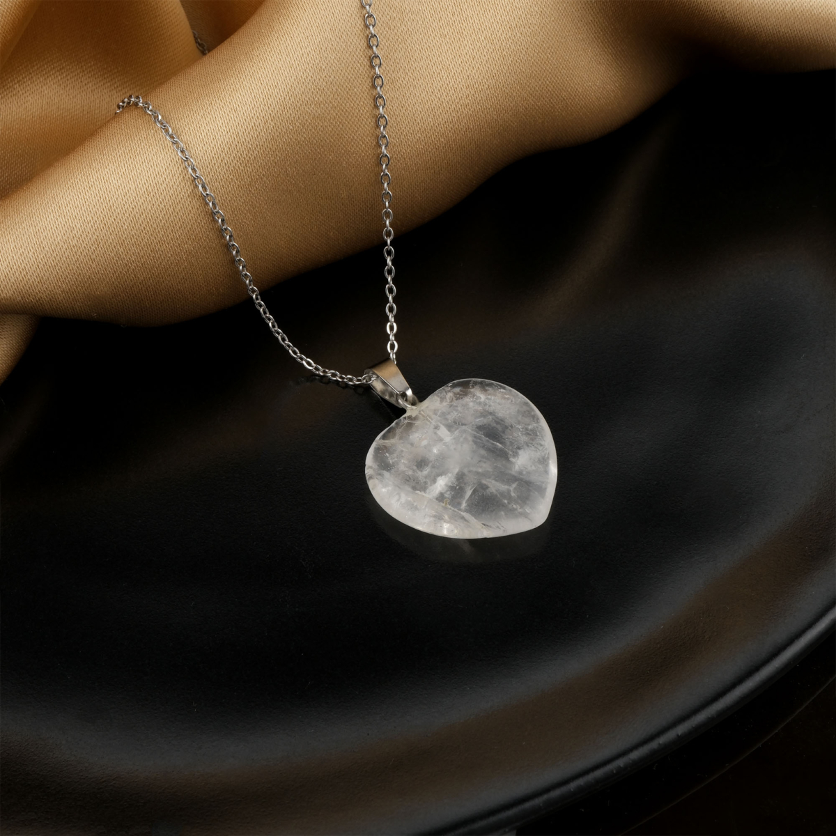 Kristal Kuvars kalp kolye – saf enerjisiyle sevgi ve arınma sunan doğal taş takı Kalp model kristal kuvars kolye – pozitif enerjiyi kalpten yansıtan zarif takı Toptan doğal taş kolye – kristal kuvarsın berrak enerjisini hissedin Günlük kullanımda sevgi ve dengeyi temsil eden kristal kuvars kalp kolye