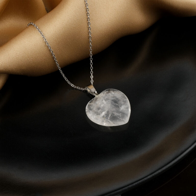 Kristal Kuvars kalp kolye – saf enerjisiyle sevgi ve arınma sunan doğal taş takı Kalp model kristal kuvars kolye – pozitif enerjiyi kalpten yansıtan zarif takı Toptan doğal taş kolye – kristal kuvarsın berrak enerjisini hissedin Günlük kullanımda sevgi ve dengeyi temsil eden kristal kuvars kalp kolye