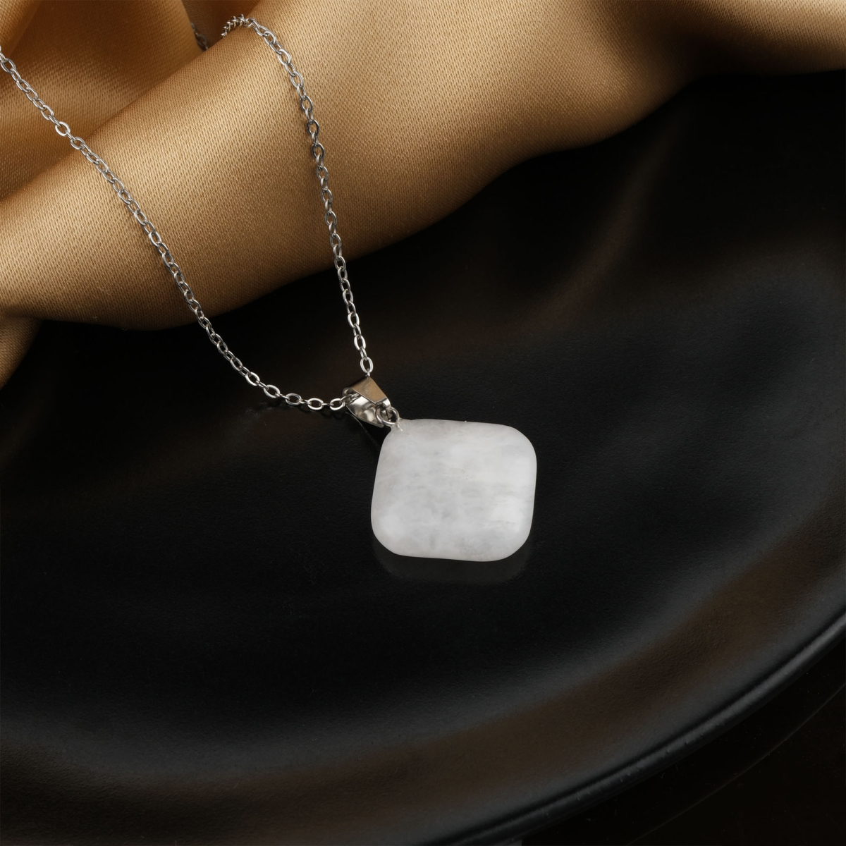 Kristal Kuvars kare kolye – berrak enerjisiyle arınma ve denge sağlayan doğal taş takı Kare model kristal kuvars kolye – pozitif enerjiyi artıran zarif doğal taş takı Toptan doğal taş kolye – kristal kuvarsın saf enerjisini hissedin Günlük kullanımda arınma ve ışık enerjisi sunan kristal kuvars kare kolye