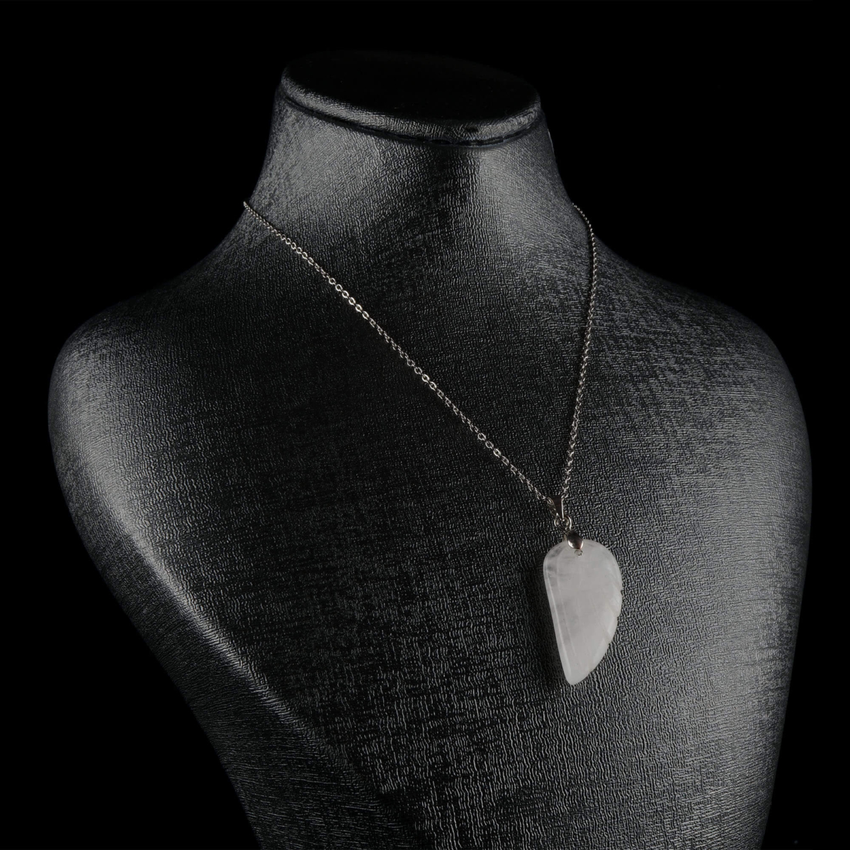 Kristal Kuvars yaprak kolye – doğanın berrak enerjisini taşıyan şık doğal taş takı Yaprak model kristal kuvars kolye – arınma ve pozitif enerji sembolü Toptan doğal taş kolye – kristal kuvarsın ışık dolu frekansını hissedin Günlük kullanımda zarafet ve denge sunan kristal kuvars yaprak kolye