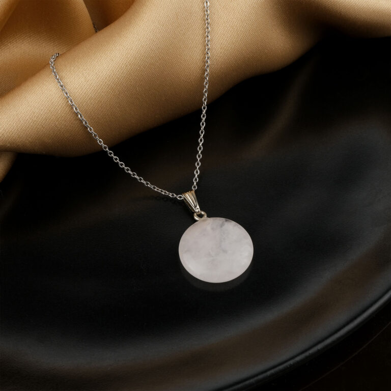 Kristal Kuvars yuvarlak model kolye – saf enerjisiyle zarif ve dengeli bir görünüm Yuvarlak kesim kristal kuvars kolye – pozitif enerjiyi yansıtan doğal taş takı Şeffaf kristal kuvars kolye – ruhsal huzuru ve dengeyi destekleyen zarif aksesuar Toptan doğal taş kolye – estetik formda enerji taşıyla doğal şıklık