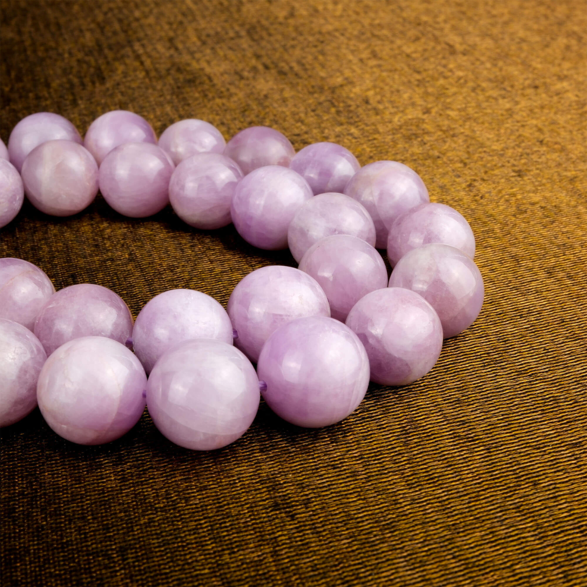 Kunzit doğal taş dizi 12 mm – pastel pembe ve lavanta tonlarıyla kalp enerjisini dengeleyen, sevgi ve huzur taşı olarak bilinen toptan doğal taş dizi