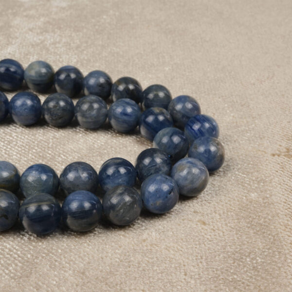 Kyanit doğal taş dizi 8 mm – mavi tonlarıyla denge, farkındalık ve enerji hizalaması sağlayan toptan doğal taş dizi