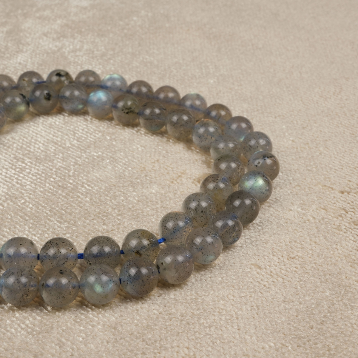 Labradorit doğal taş dizi 6 mm – mavi, yeşil ve gri yansımalarıyla sezgiyi güçlendiren, koruma ve denge sağlayan toptan doğal taş dizi