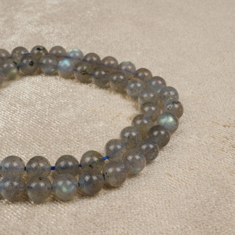 Labradorit doğal taş dizi 6 mm – mavi, yeşil ve gri yansımalarıyla sezgiyi güçlendiren, koruma ve denge sağlayan toptan doğal taş dizi