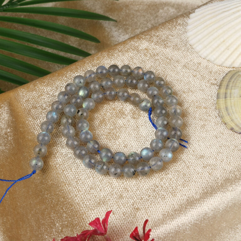 Labradorit doğal taş dizi 6 mm – mavi, yeşil ve gri yansımalarıyla sezgiyi güçlendiren, koruma ve denge sağlayan toptan doğal taş dizi