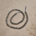 Labradorit doğal taş dizi 6 mm – mavi ve gri yansımalarıyla koruma, sezgi ve farkındalık sağlayan toptan doğal taş dizi