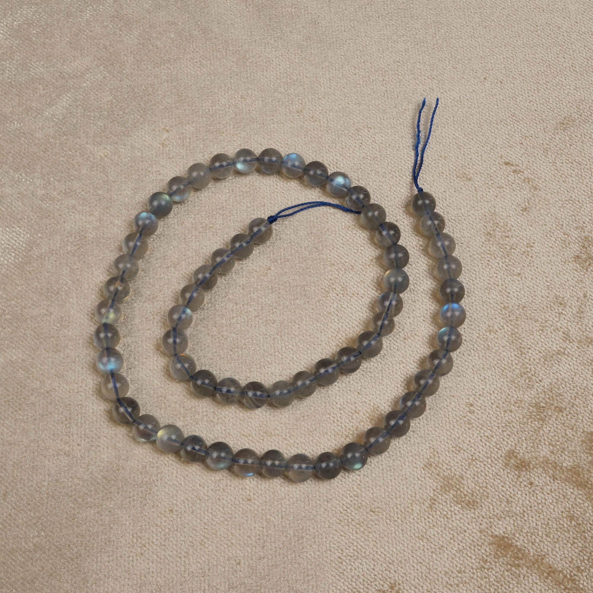 labradorit-dizi-dogal-tas-dizi-6mm-safir-tas-evi (4) Labradorit doğal taş dizi 6 mm – mavi ve gri yansımalarıyla koruma, sezgi ve farkındalık sağlayan toptan doğal taş dizi