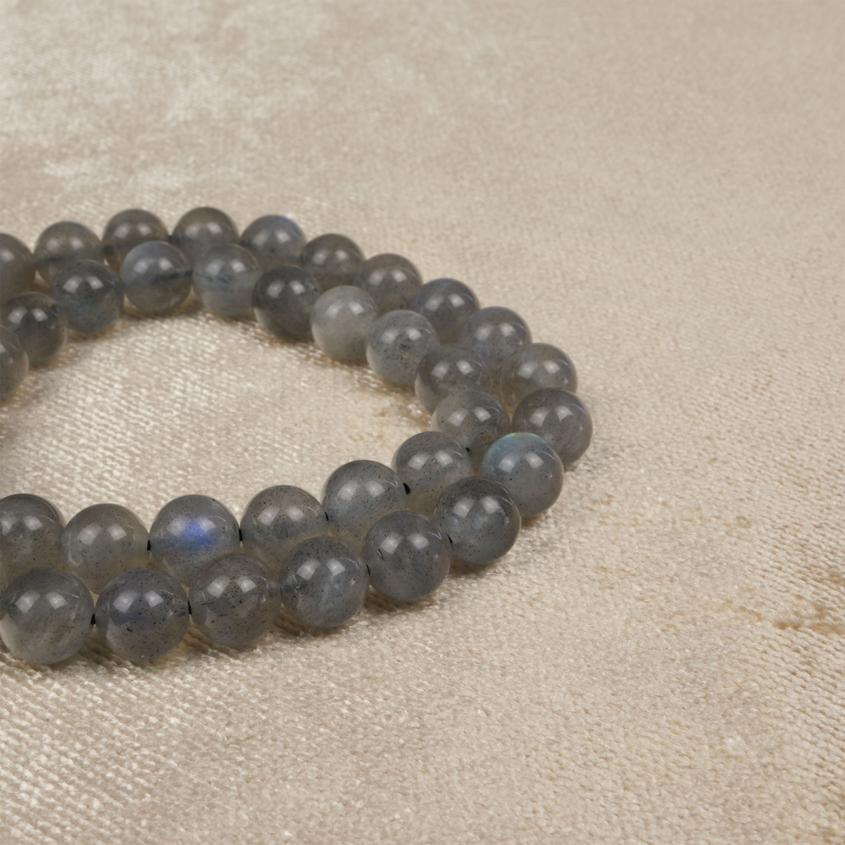 Labradorit doğal taş dizi 8 mm – mavi ve yeşil yansımalarıyla sezgiyi güçlendiren, negatif enerjiden koruyan toptan doğal taş dizi