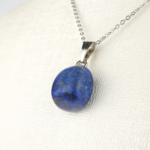 Lapis Lazuli doğal taş kolye – mavi tonlarıyla bilgelik ve sezgiyi uyandırır Derin mavi lapis lazuli kolye – ruhsal farkındalık ve içsel huzurun taşı Lapis Lazuli kolye – kadim enerjisiyle denge ve zarafeti buluşturur Toptan doğal taş kolye – estetik ve enerjisel güç bir arada