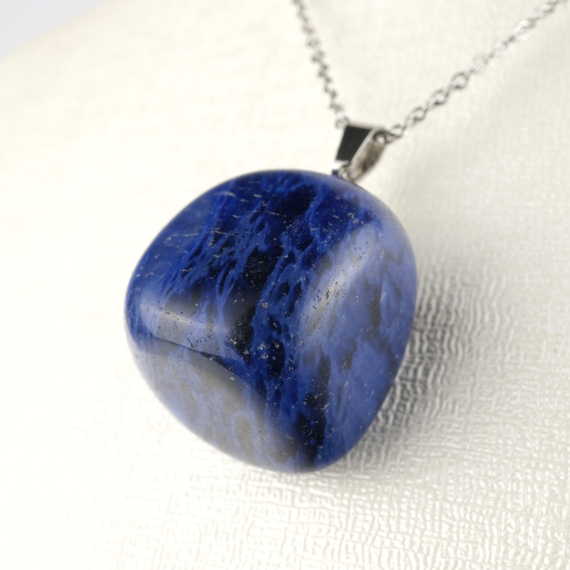 lapis-lazuli-kolye-dogal-tas-kolye-safir-tas-evi- (1) Lapis Lazuli doğal taş kolye – derin mavi tonlarıyla bilgelik ve güç simgesi Lapis Lazuli kolye – içsel huzur ve sezgiyi güçlendiren doğal taş takı Zarif lapis lazuli kolye – enerjisiyle ruhsal farkındalık ve zarafet sağlar Toptan doğal taş kolye – estetik görünüm ve kadim taş enerjisi bir arada