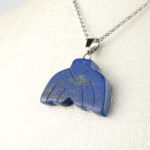 Lapis Lazuli doğal taş kolye – bilgelik ve sezgiyi artıran kadim mavi taş Lapis Lazuli kolye – zarafet ve ruhsal farkındalık sağlayan enerji taşı Derin mavi lapis lazuli kolye – içsel huzur ve dengeyi temsil eden doğal taş takı Toptan doğal taş kolye – şıklık ve spiritüel güç bir arada