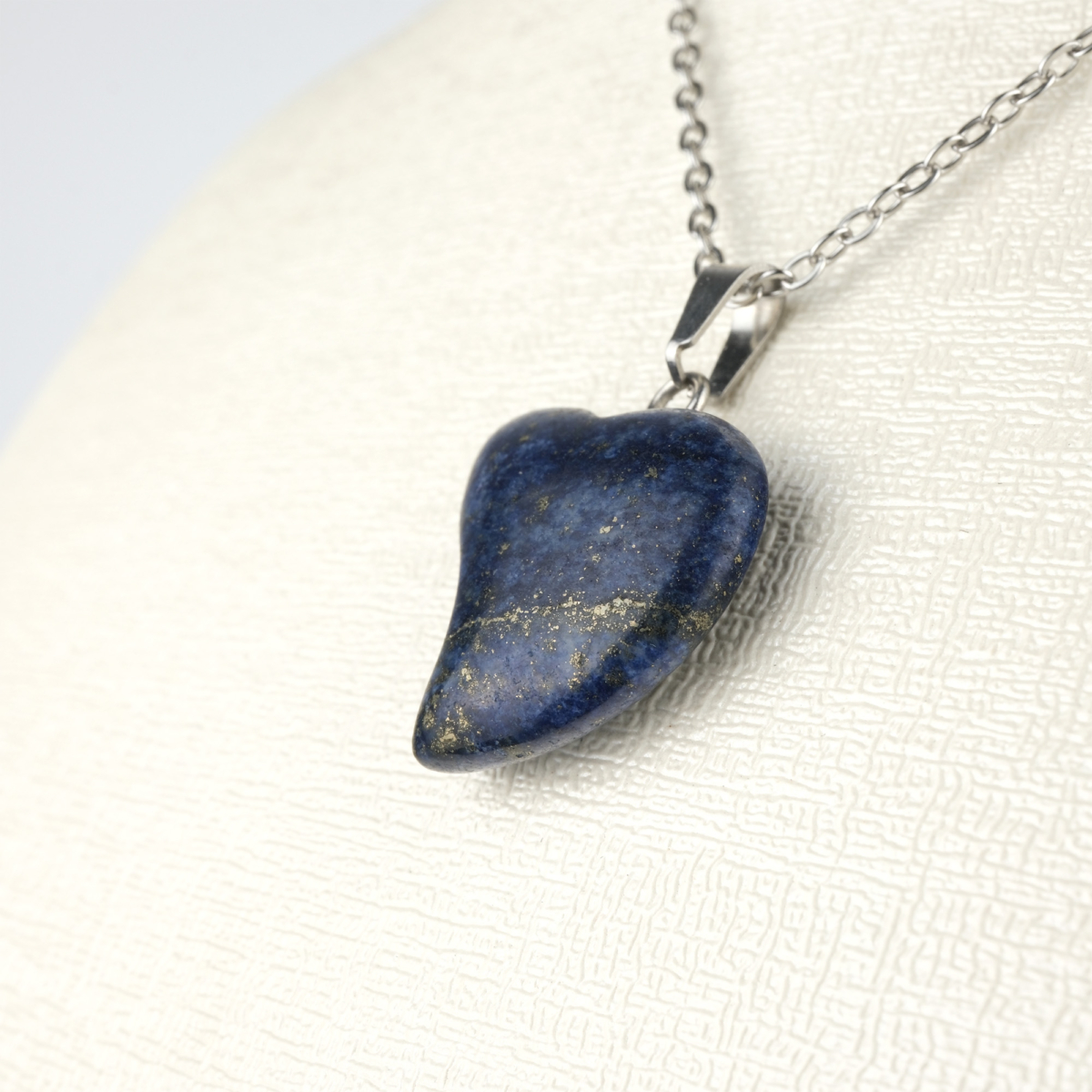 Lapis Lazuli doğal taş kolye – derin mavi rengiyle bilgelik ve güç sembolü Lapis Lazuli kolye – sezgiyi artıran ve huzuru destekleyen enerji taşı Mavi taş lapis lazuli kolye – zarafeti ve ruhsal farkındalığı bir araya getirir Toptan doğal taş kolye – estetik tasarım ve spiritüel denge bir arada