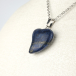 Lapis Lazuli doğal taş kolye – derin mavi rengiyle bilgelik ve güç sembolü Lapis Lazuli kolye – sezgiyi artıran ve huzuru destekleyen enerji taşı Mavi taş lapis lazuli kolye – zarafeti ve ruhsal farkındalığı bir araya getirir Toptan doğal taş kolye – estetik tasarım ve spiritüel denge bir arada