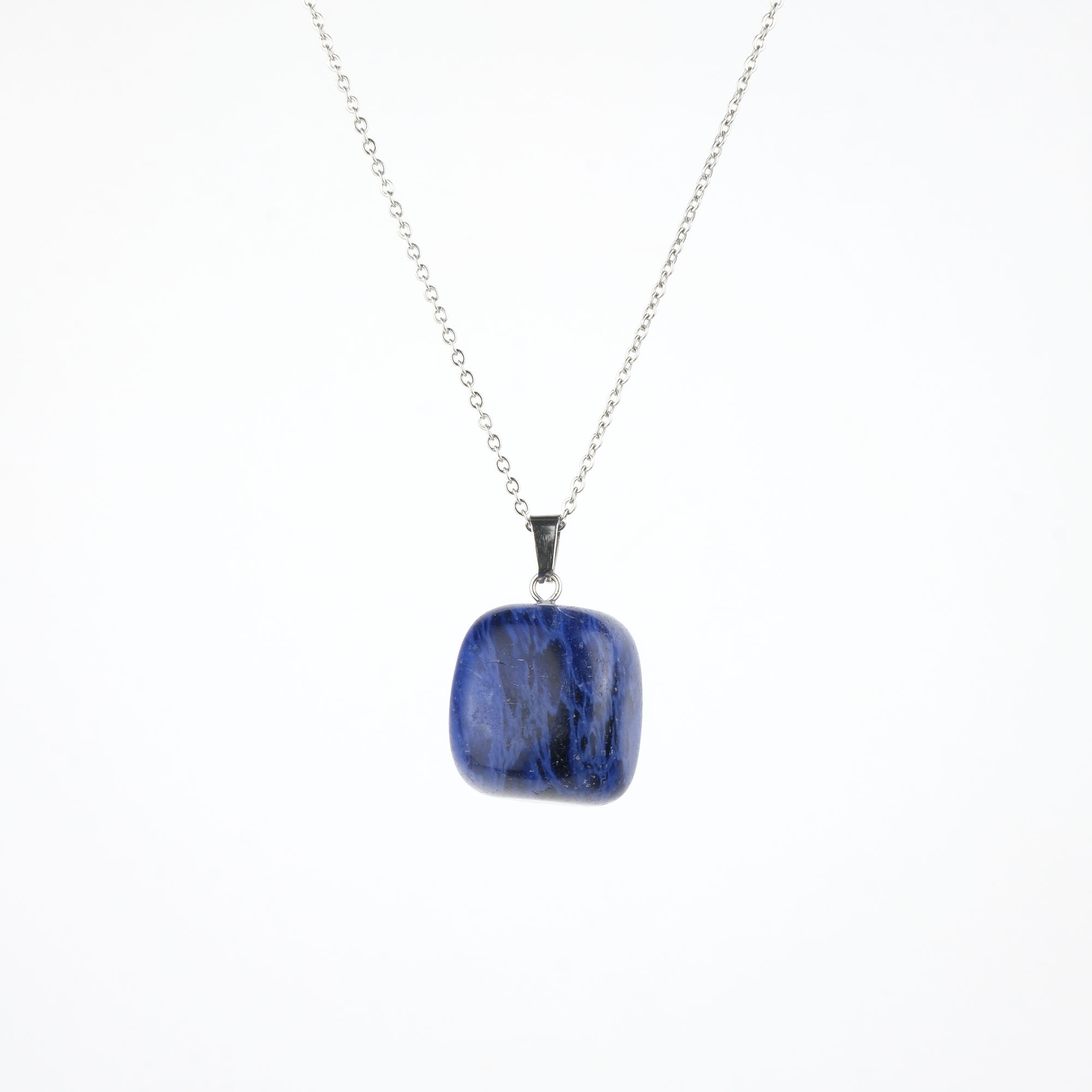 lapis-lazuli-kolye-dogal-tas-kolye-safir-tas-evi- (2) Lapis Lazuli doğal taş kolye – derin mavi tonlarıyla bilgelik ve güç simgesi Lapis Lazuli kolye – içsel huzur ve sezgiyi güçlendiren doğal taş takı Zarif lapis lazuli kolye – enerjisiyle ruhsal farkındalık ve zarafet sağlar Toptan doğal taş kolye – estetik görünüm ve kadim taş enerjisi bir arada