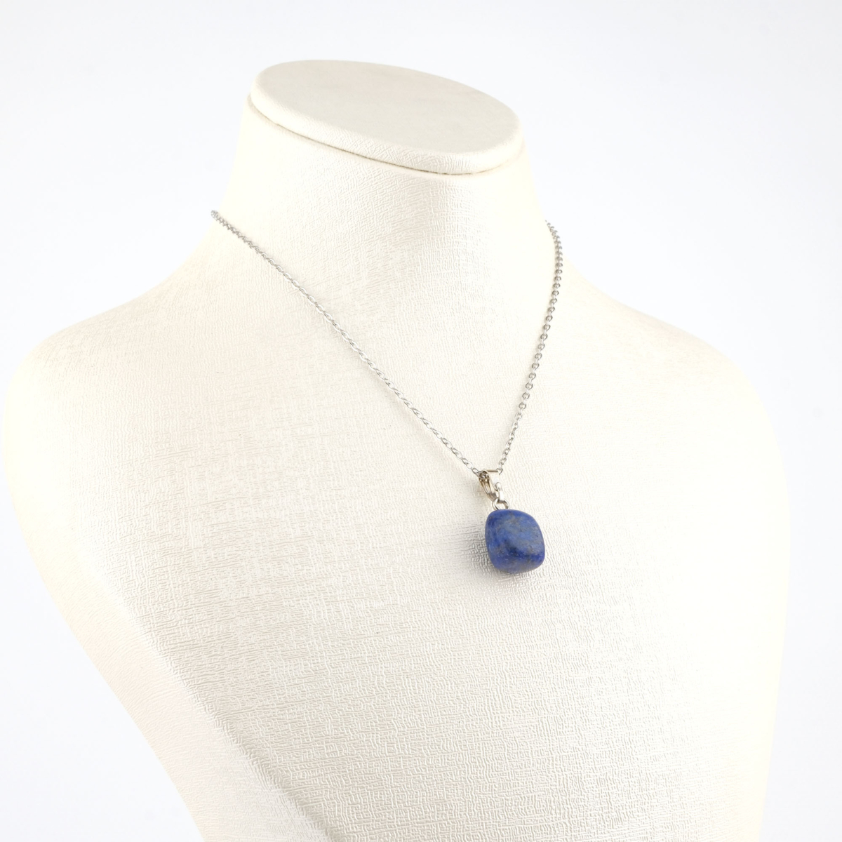 Lapis Lazuli doğal taş kolye – mavi tonlarıyla bilgelik ve sezgiyi uyandırır Derin mavi lapis lazuli kolye – ruhsal farkındalık ve içsel huzurun taşı Lapis Lazuli kolye – kadim enerjisiyle denge ve zarafeti buluşturur Toptan doğal taş kolye – estetik ve enerjisel güç bir arada