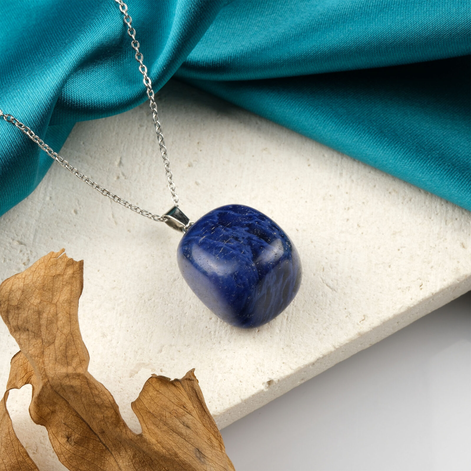 Lapis Lazuli doğal taş kolye – derin mavi tonlarıyla bilgelik ve güç simgesi Lapis Lazuli kolye – içsel huzur ve sezgiyi güçlendiren doğal taş takı Zarif lapis lazuli kolye – enerjisiyle ruhsal farkındalık ve zarafet sağlar Toptan doğal taş kolye – estetik görünüm ve kadim taş enerjisi bir arada