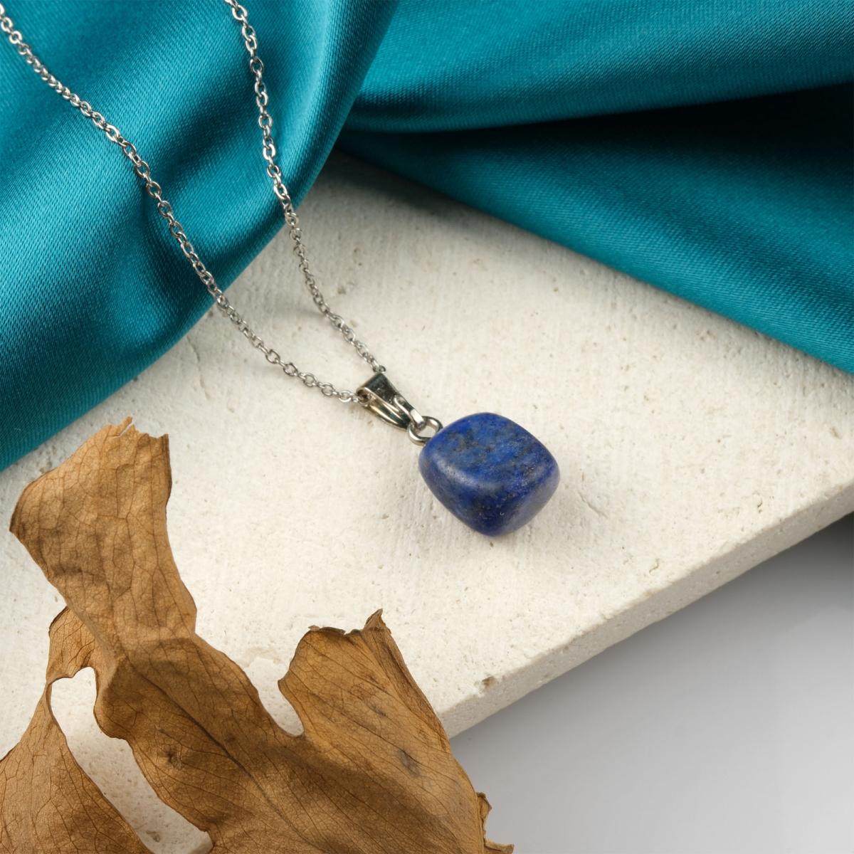 Lapis Lazuli doğal taş kolye – mavi tonlarıyla bilgelik ve sezgiyi uyandırır Derin mavi lapis lazuli kolye – ruhsal farkındalık ve içsel huzurun taşı Lapis Lazuli kolye – kadim enerjisiyle denge ve zarafeti buluşturur Toptan doğal taş kolye – estetik ve enerjisel güç bir arada