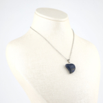 Lapis Lazuli doğal taş kolye – derin mavi rengiyle bilgelik ve güç sembolü Lapis Lazuli kolye – sezgiyi artıran ve huzuru destekleyen enerji taşı Mavi taş lapis lazuli kolye – zarafeti ve ruhsal farkındalığı bir araya getirir Toptan doğal taş kolye – estetik tasarım ve spiritüel denge bir arada