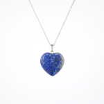 Lapis Lazuli kalp model kolye – bilgelik ve huzurun derin mavi enerjisi Kalp kesim lapis lazuli kolye – içsel denge ve zarafeti birleştiren doğal taş takı Lapis Lazuli doğal taş kolye – kalp formuyla sevgi ve sezgiyi simgeler Toptan doğal taş kolye – estetik ve ruhsal güç bir arada