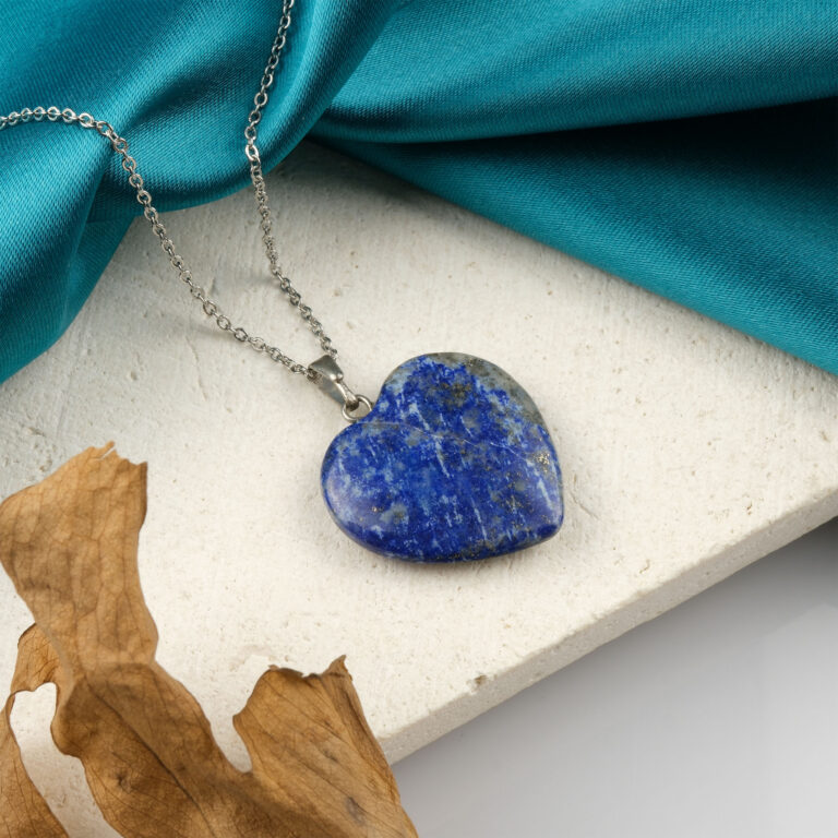 Lapis Lazuli kalp model kolye – bilgelik ve huzurun derin mavi enerjisi Kalp kesim lapis lazuli kolye – içsel denge ve zarafeti birleştiren doğal taş takı Lapis Lazuli doğal taş kolye – kalp formuyla sevgi ve sezgiyi simgeler Toptan doğal taş kolye – estetik ve ruhsal güç bir arada