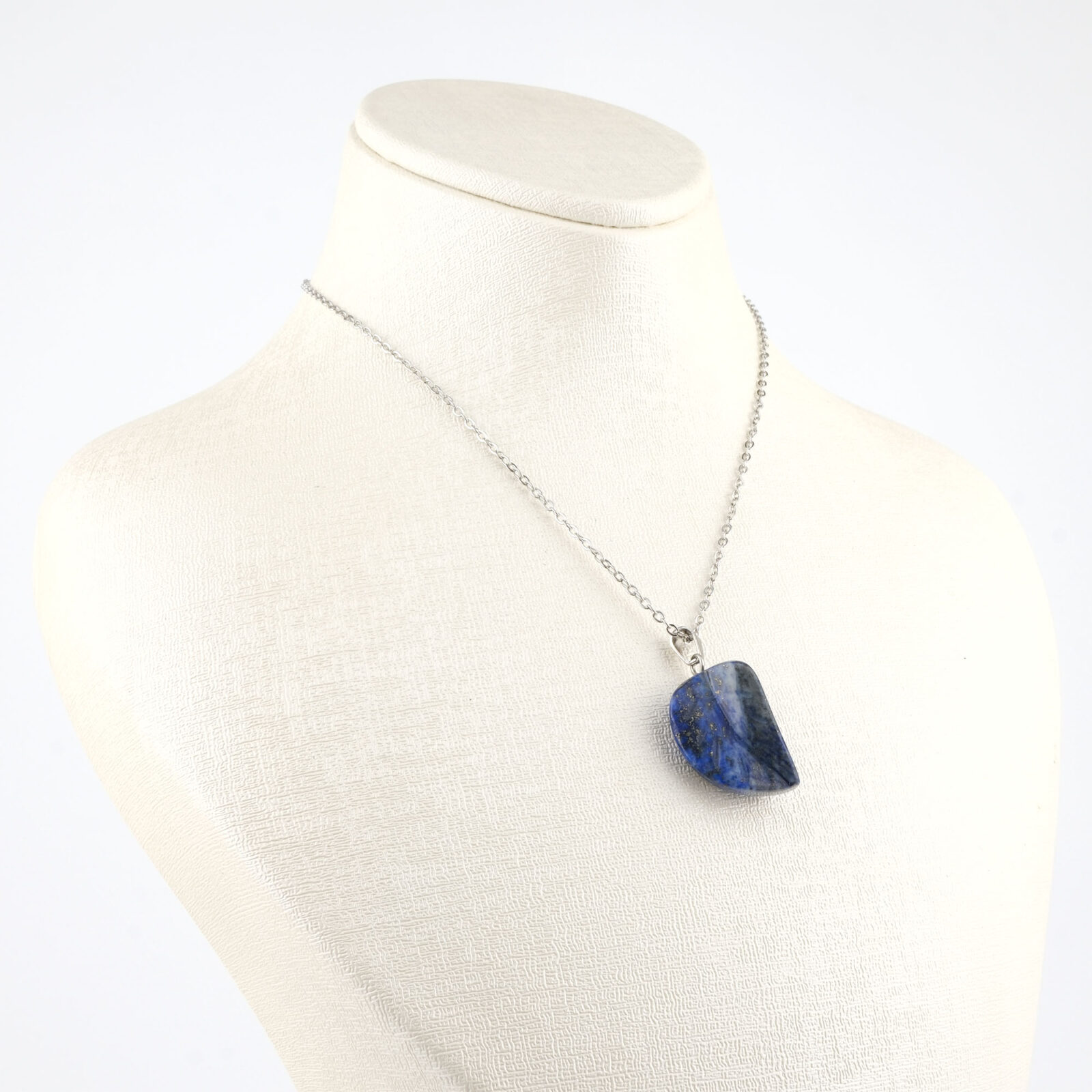 Lapis Lazuli yaprak model kolye – doğadan ilham alan bilgelik ve enerji taşı Yaprak kesim lapis lazuli kolye – zarafet ve içsel dengeyi yansıtan doğal taş takı Lapis Lazuli kolye – mavi tonlarıyla huzur, sezgi ve estetiği birleştirir Toptan doğal taş kolye – doğanın enerjisiyle ruhsal denge ve zarafet