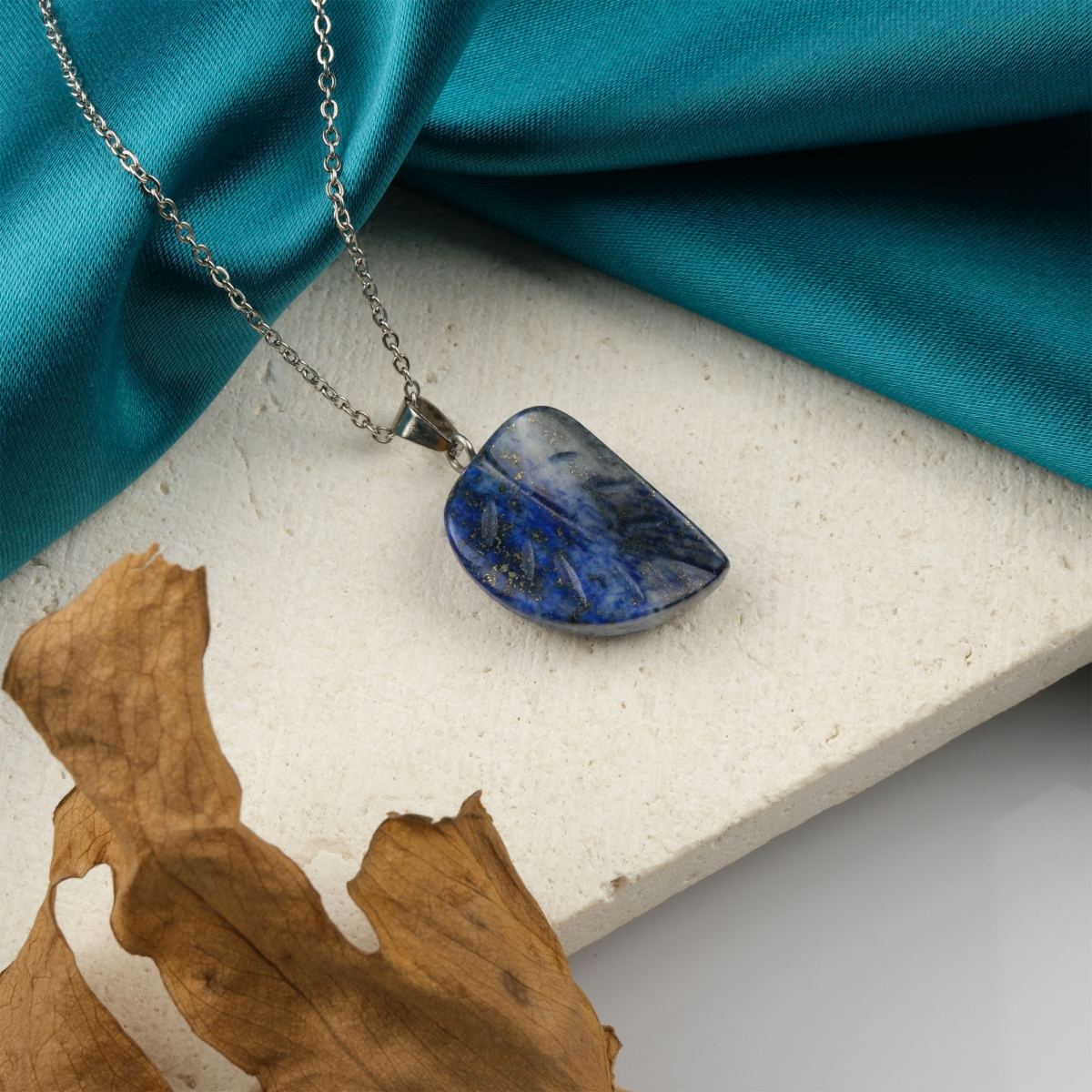 Lapis Lazuli yaprak model kolye – doğadan ilham alan bilgelik ve enerji taşı Yaprak kesim lapis lazuli kolye – zarafet ve içsel dengeyi yansıtan doğal taş takı Lapis Lazuli kolye – mavi tonlarıyla huzur, sezgi ve estetiği birleştirir Toptan doğal taş kolye – doğanın enerjisiyle ruhsal denge ve zarafet