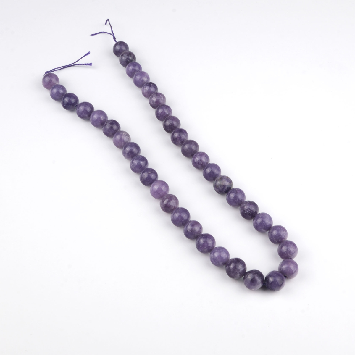 Lepidolit doğal taş dizi 10 mm – mor ve lavanta tonlarında sakinlik, denge ve huzur enerjisi yayan toptan doğal taş dizi