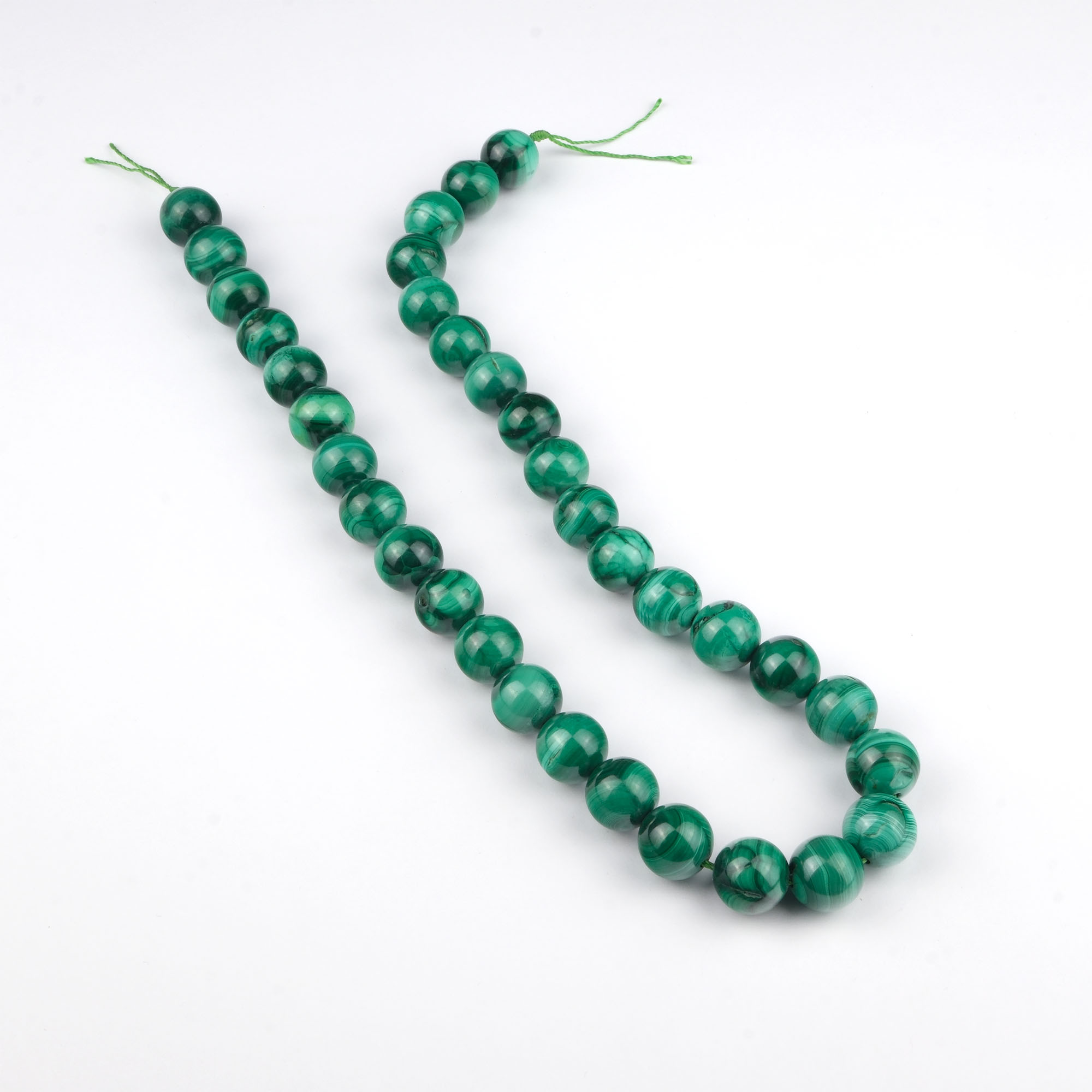 malahit-dizi-dogal-tas-dizi-12mm-safir-tas-evi (3) Malahit doğal taş dizi 12 mm – koyu ve açık yeşil tonlarıyla dönüşüm, koruma ve içsel denge sağlayan toptan doğal taş dizi