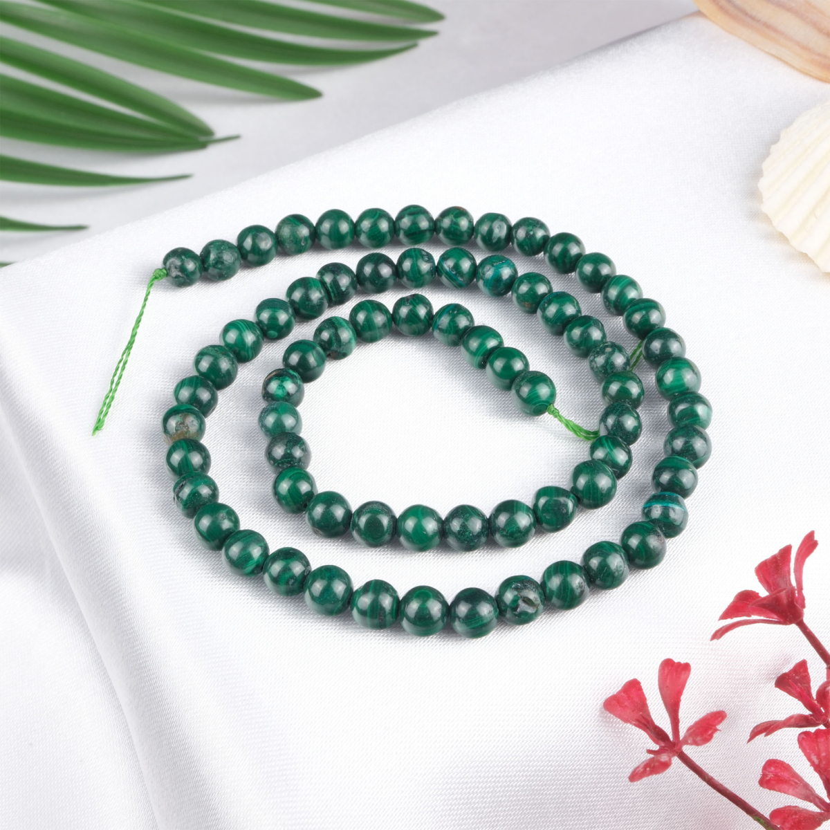 Malahit doğal taş dizi 6 mm – yeşil tonları ve dairesel desenleriyle dönüşüm, koruma ve enerji dengesini destekleyen toptan doğal taş dizi