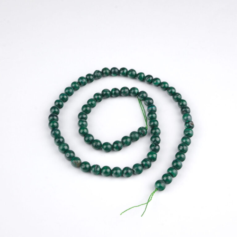 Malahit doğal taş dizi 6 mm – yeşil tonları ve dairesel desenleriyle dönüşüm, koruma ve enerji dengesini destekleyen toptan doğal taş dizi