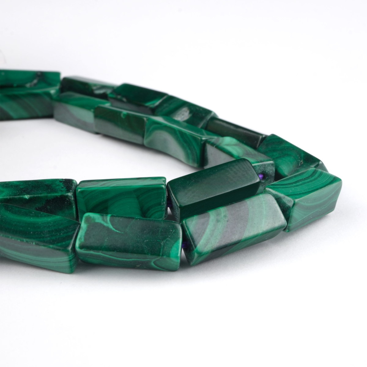 Malahit doğal taş dizi – yeşilin büyüleyici tonlarıyla koruma, dönüşüm ve denge sağlayan toptan doğal taş dizi