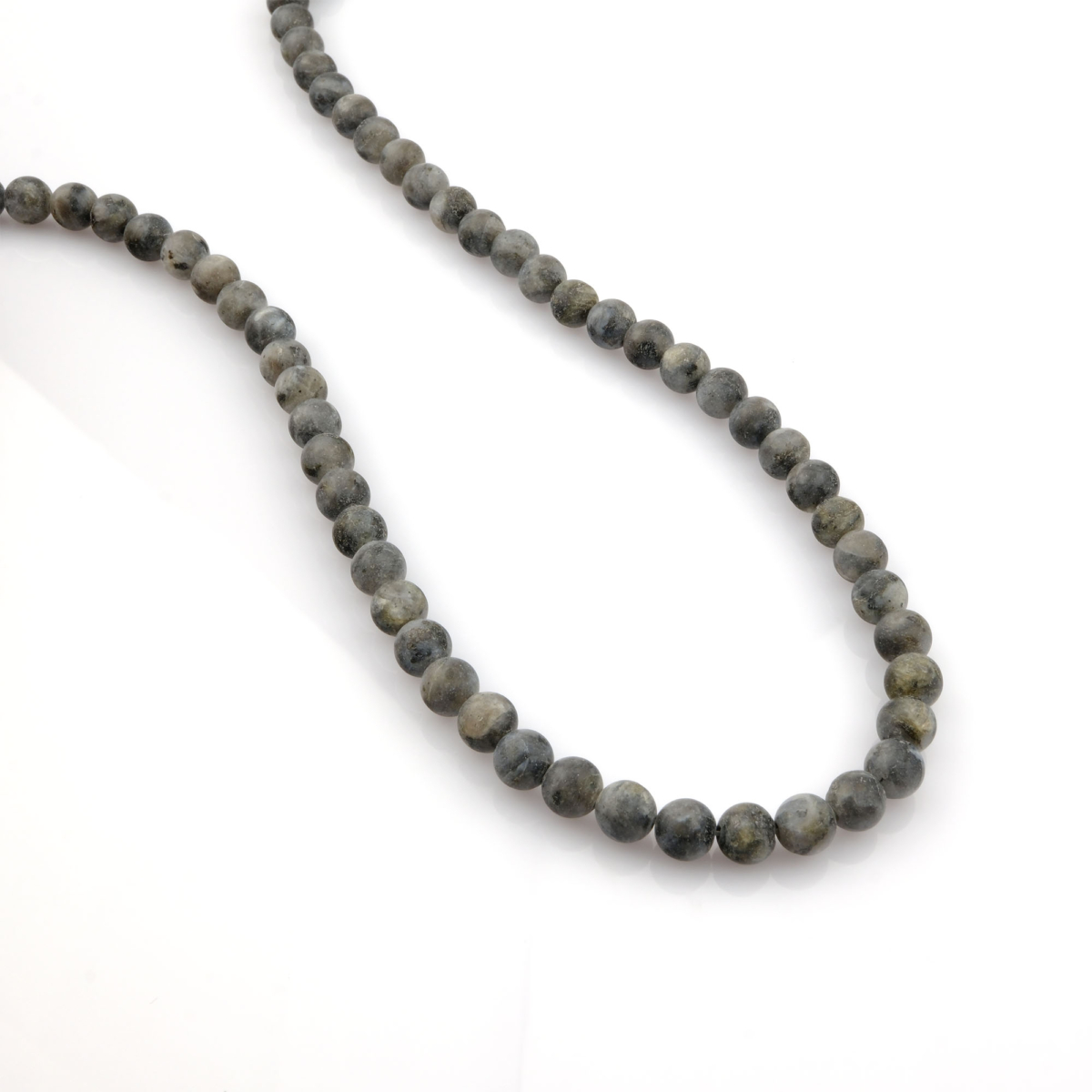 Mat Spektrolit doğal taş dizi – toptan doğal taş dizi, mavi ve yeşil tonların mat yansımalarıyla sezgi, koruma ve farkındalık enerjisi sunar.