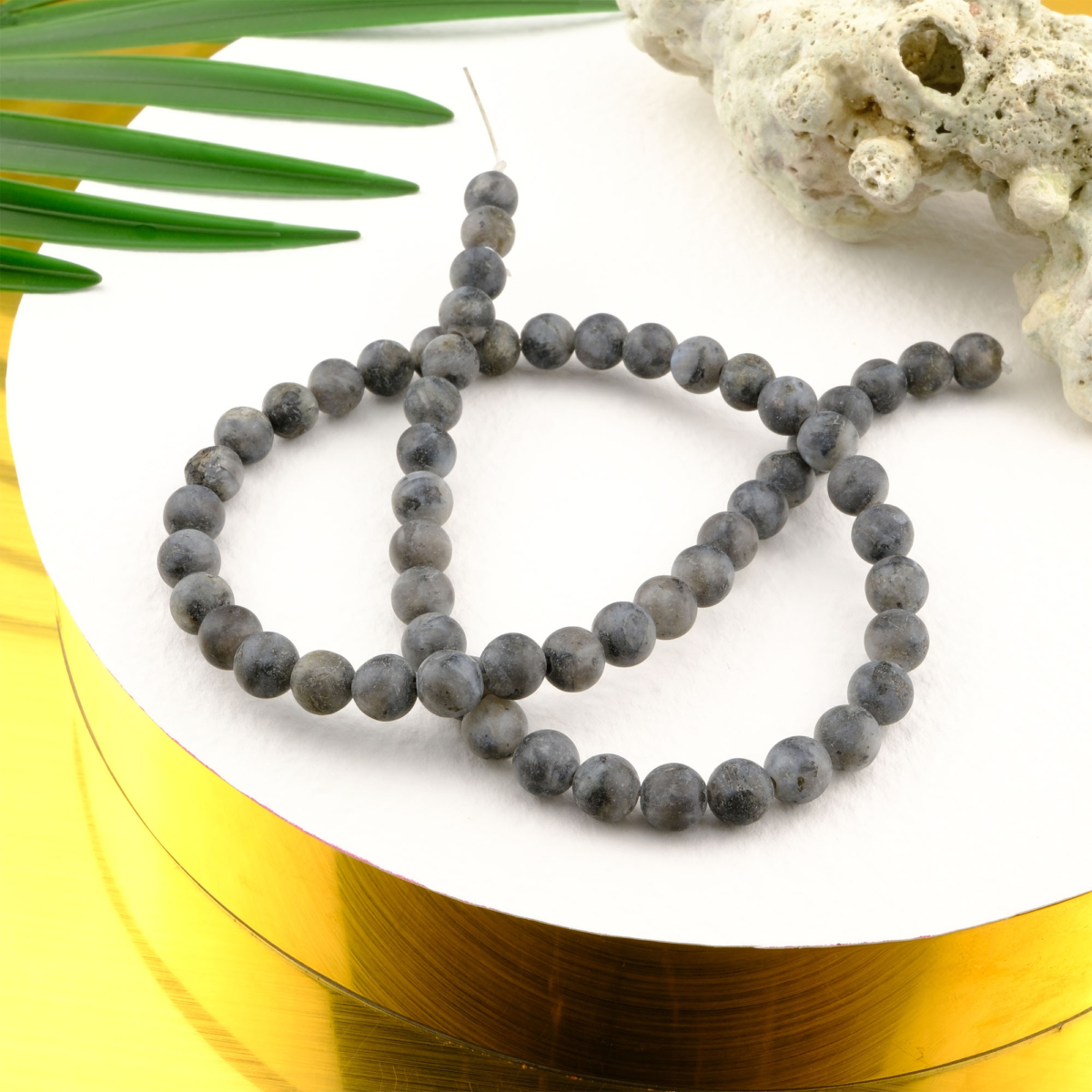 Mat Spektrolit doğal taş dizi – toptan doğal taş dizi, mavi ve yeşil tonların mat yansımalarıyla sezgi, koruma ve farkındalık enerjisi sunar.