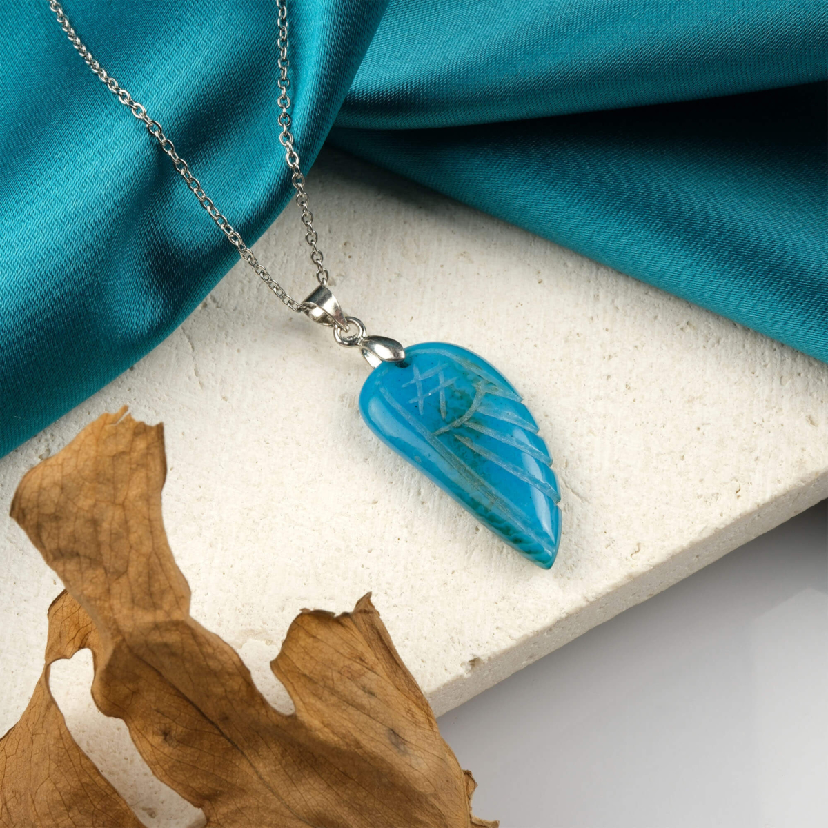 Mavi Akik yaprak model kolye – sakinlik ve denge enerjisini yansıtan zarif taş Yaprak kesim mavi akik kolye – doğadan ilham alan huzur dolu takı Mavi Akik doğal taş kolye – ruhsal dinginlik ve zarafeti birleştirir Toptan doğal taş kolye – estetik tasarım ve enerji uyumu bir arada