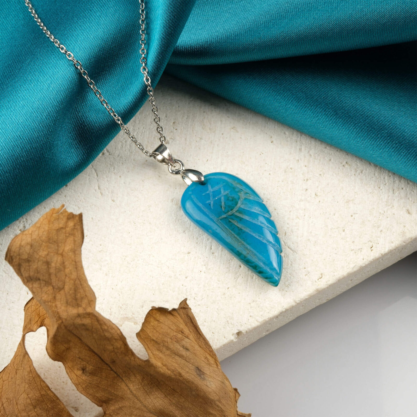 Mavi Akik yaprak model kolye – sakinlik ve denge enerjisini yansıtan zarif taş Yaprak kesim mavi akik kolye – doğadan ilham alan huzur dolu takı Mavi Akik doğal taş kolye – ruhsal dinginlik ve zarafeti birleştirir Toptan doğal taş kolye – estetik tasarım ve enerji uyumu bir arada