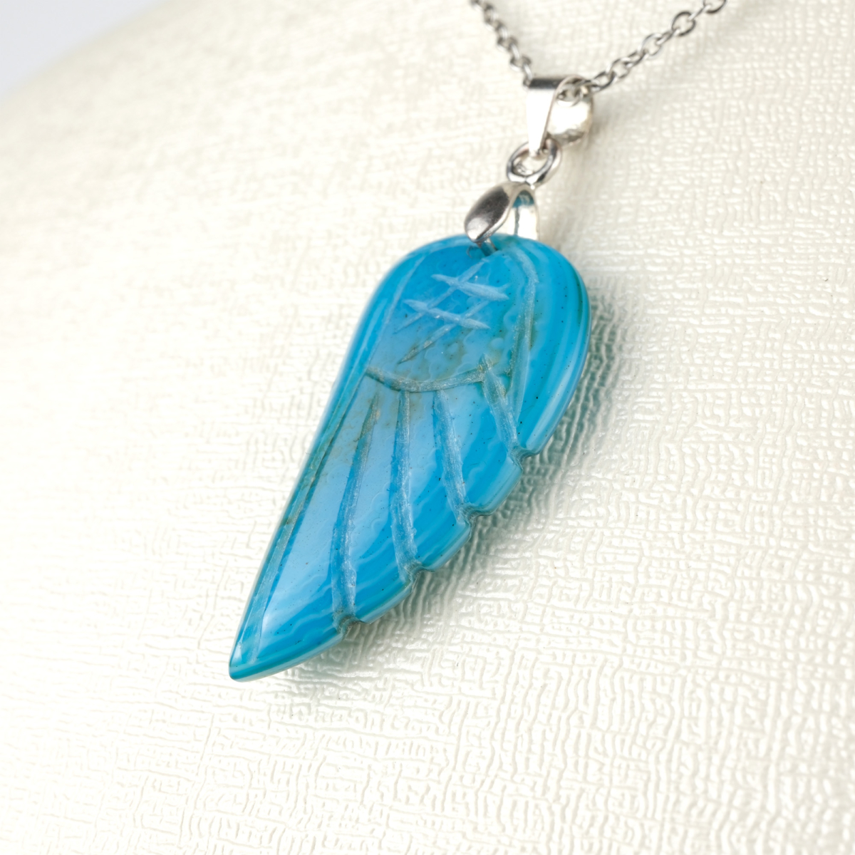 Mavi Akik yaprak model kolye – sakinlik ve denge enerjisini yansıtan zarif taş Yaprak kesim mavi akik kolye – doğadan ilham alan huzur dolu takı Mavi Akik doğal taş kolye – ruhsal dinginlik ve zarafeti birleştirir Toptan doğal taş kolye – estetik tasarım ve enerji uyumu bir arada